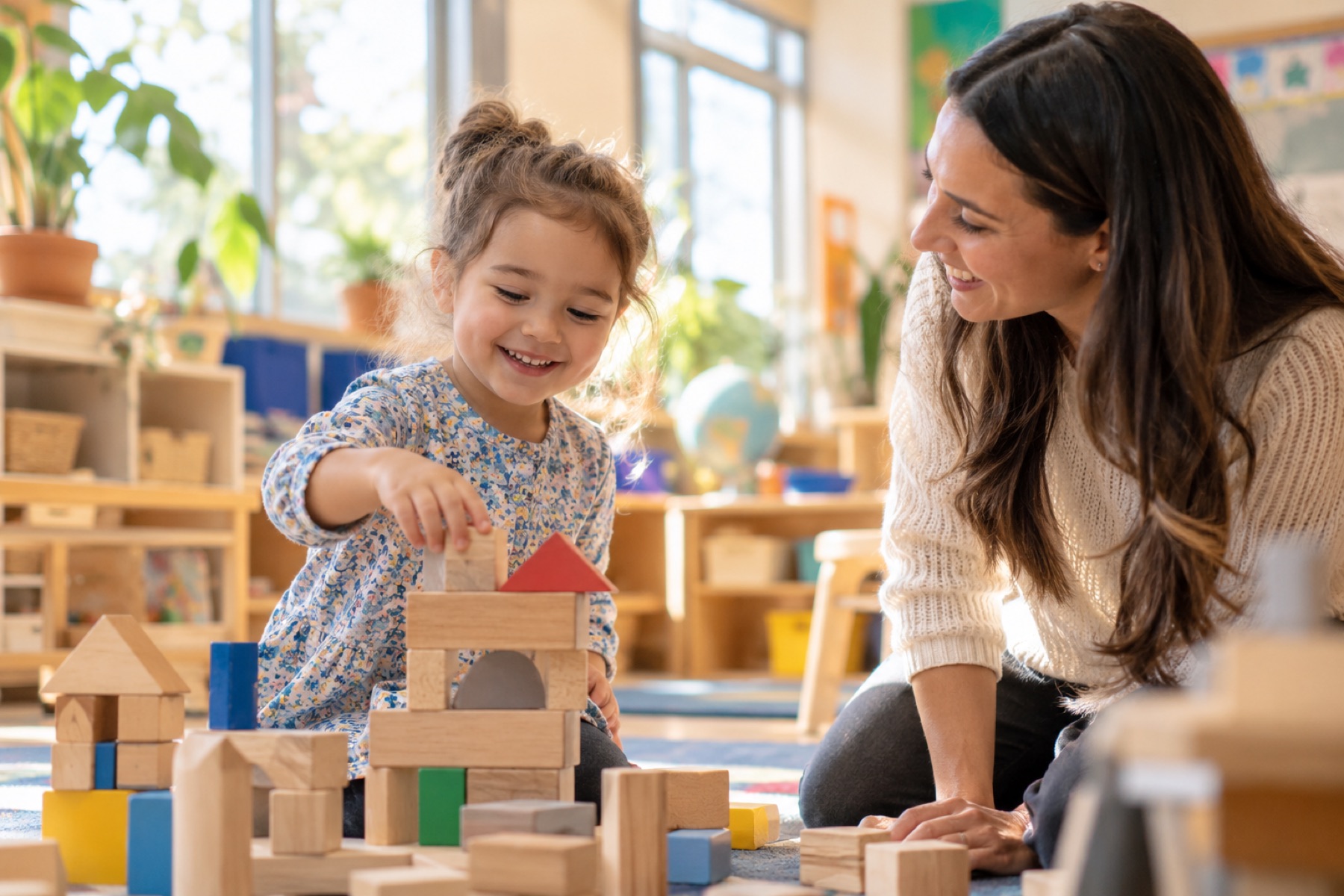 Niña jugando con bloques en el aula de Infantil